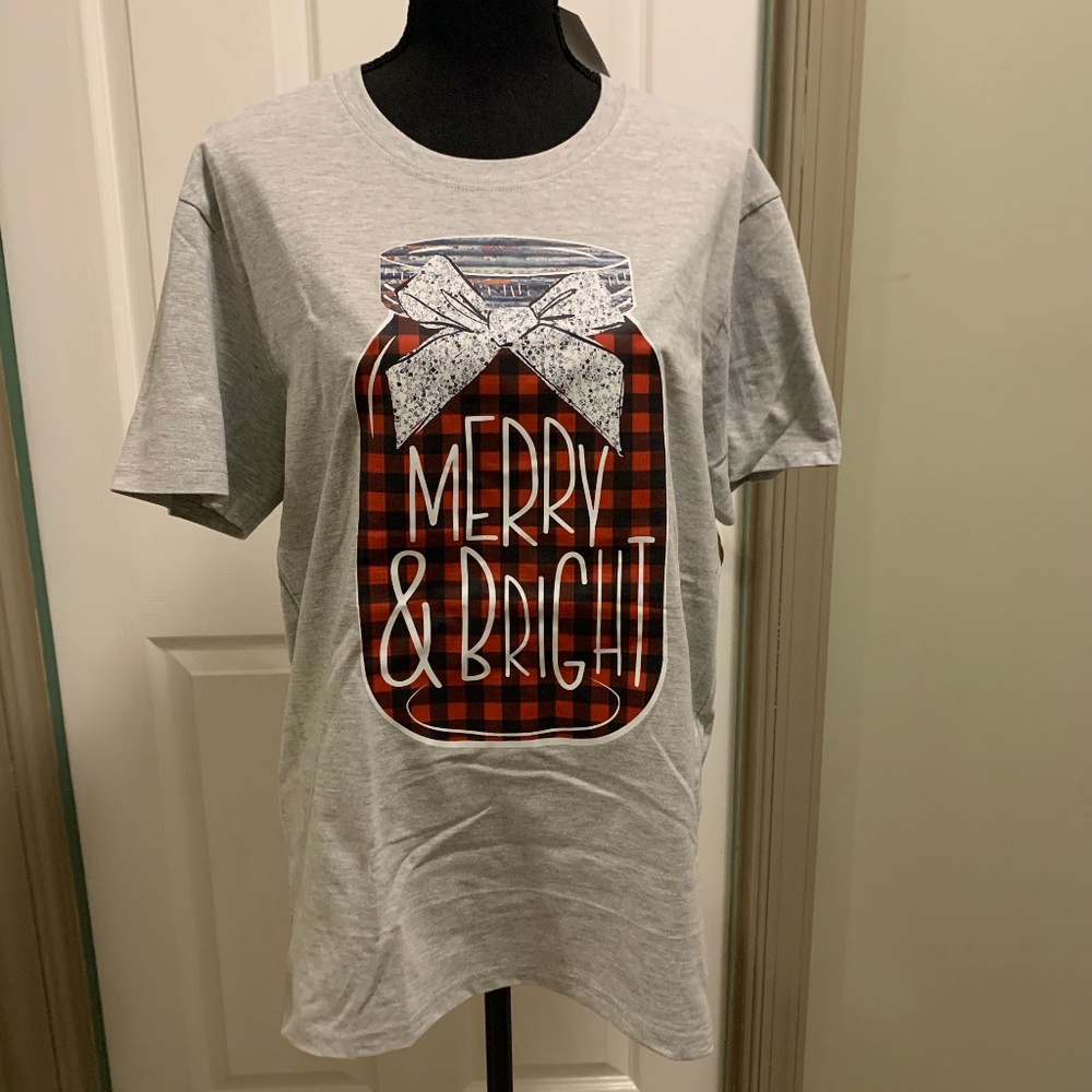 Gray Tee with a Red Jar tied with a ribbon Merry & Bright written on it NWT